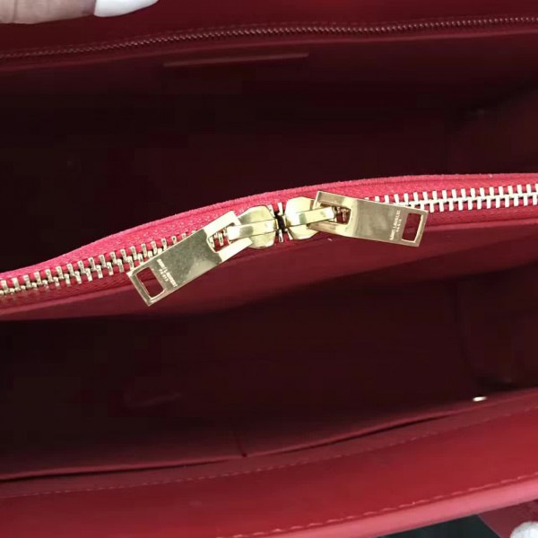 Y51 sac de jour in grained leather  4896 32cm x 25cm x 16.5cm