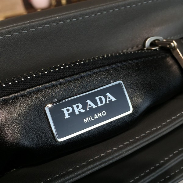 Pra*a metal closure 3909 30.5cm x 4.5cm x 19cm