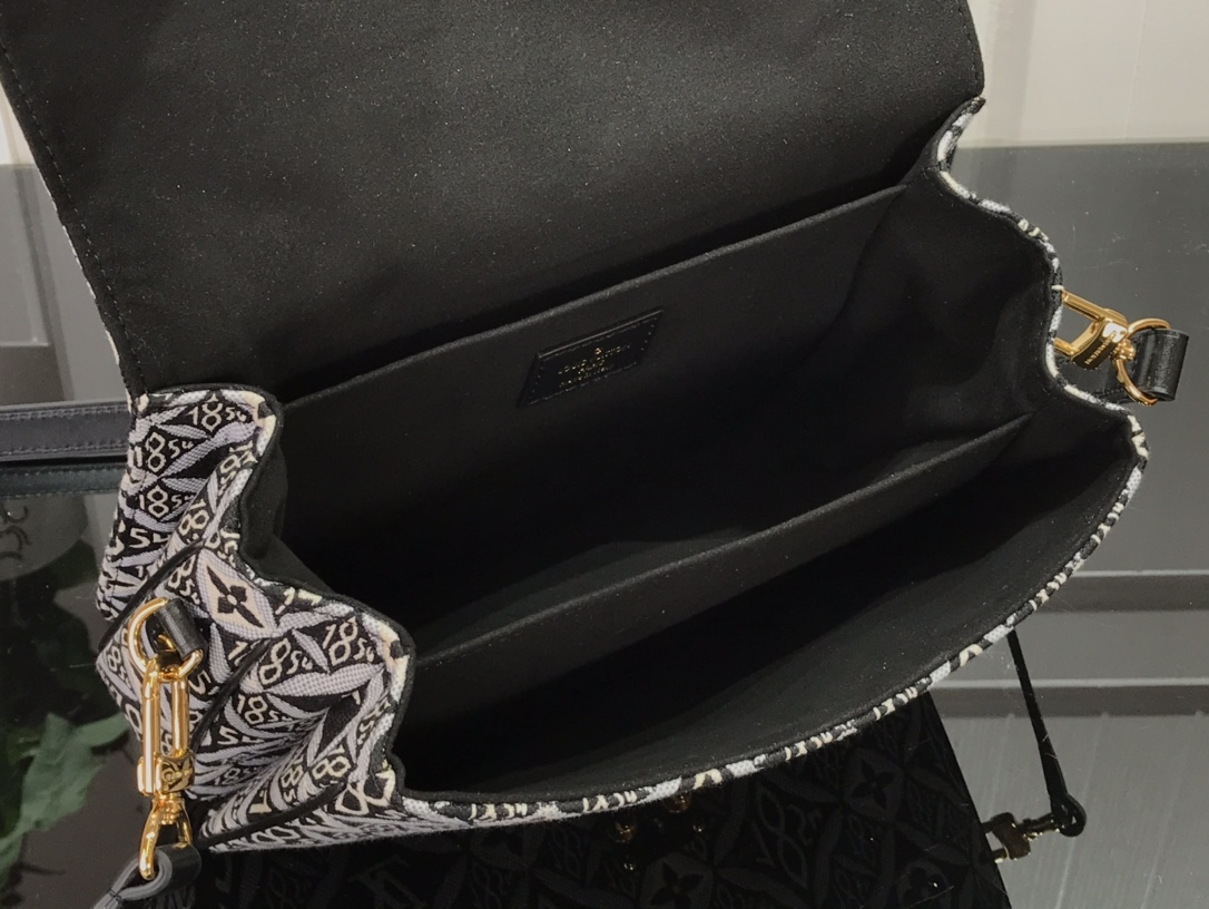 LV since 1854 pochette metis m57272 25x19x7cm