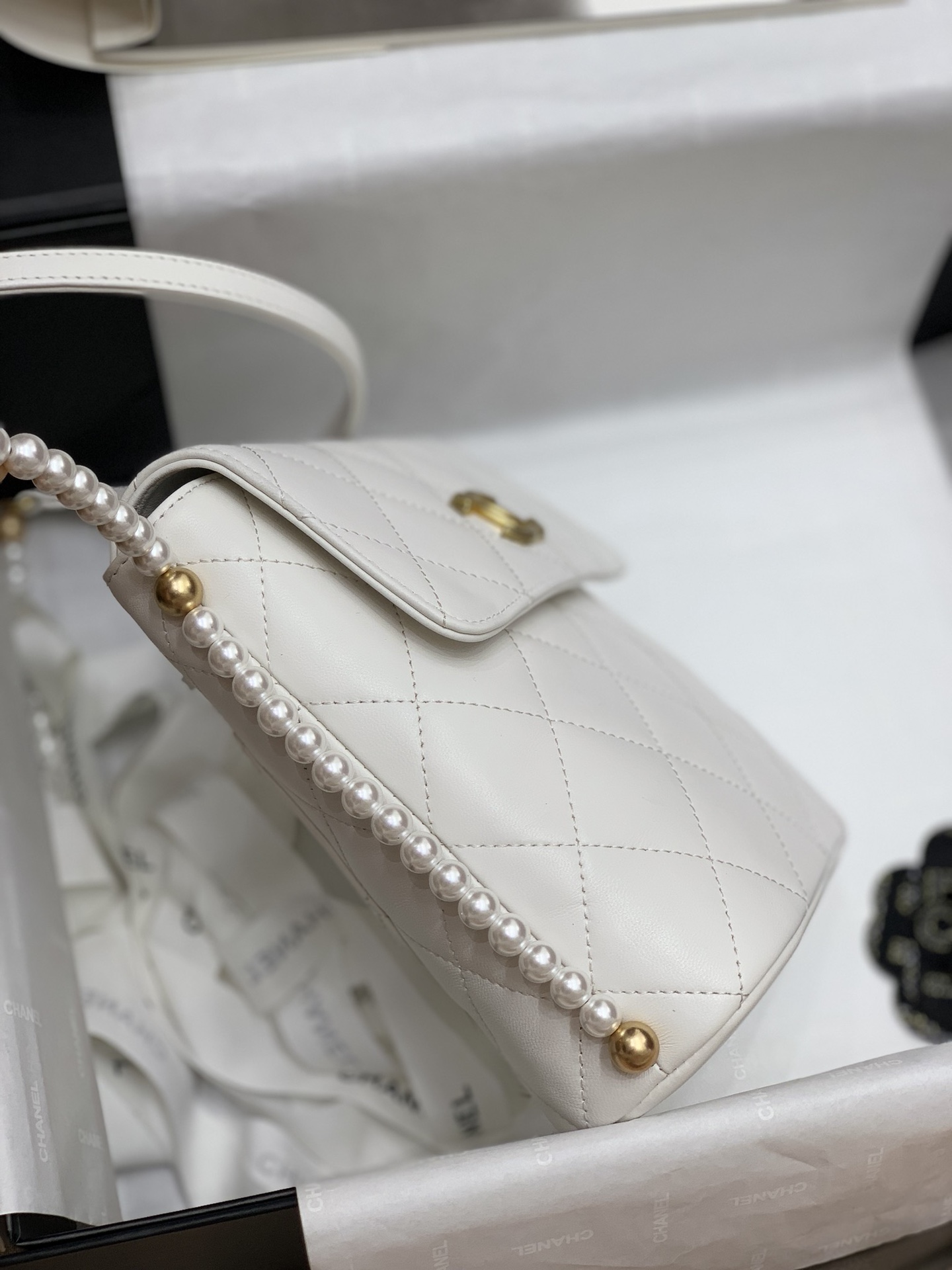 Early spring new series pearl chain bag white 20*19*8cm
