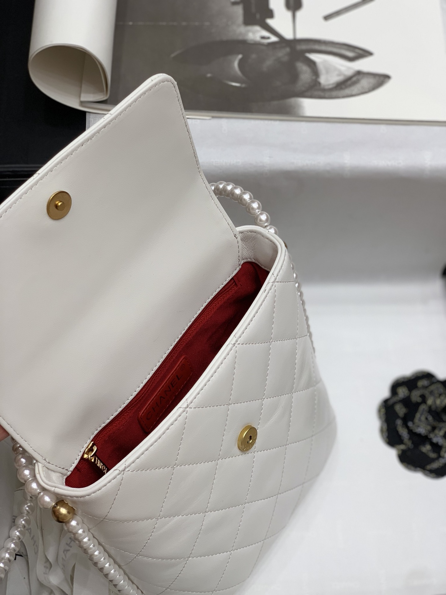 Early spring new series pearl chain bag white 20*19*8cm