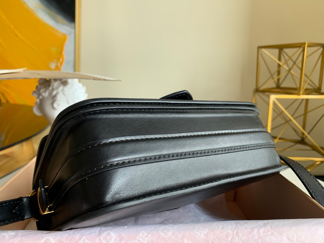 l0vis Vvtt0n lv pont 9 calfskin leather black m55948 23.0 x 15.0 x 8.0 cm