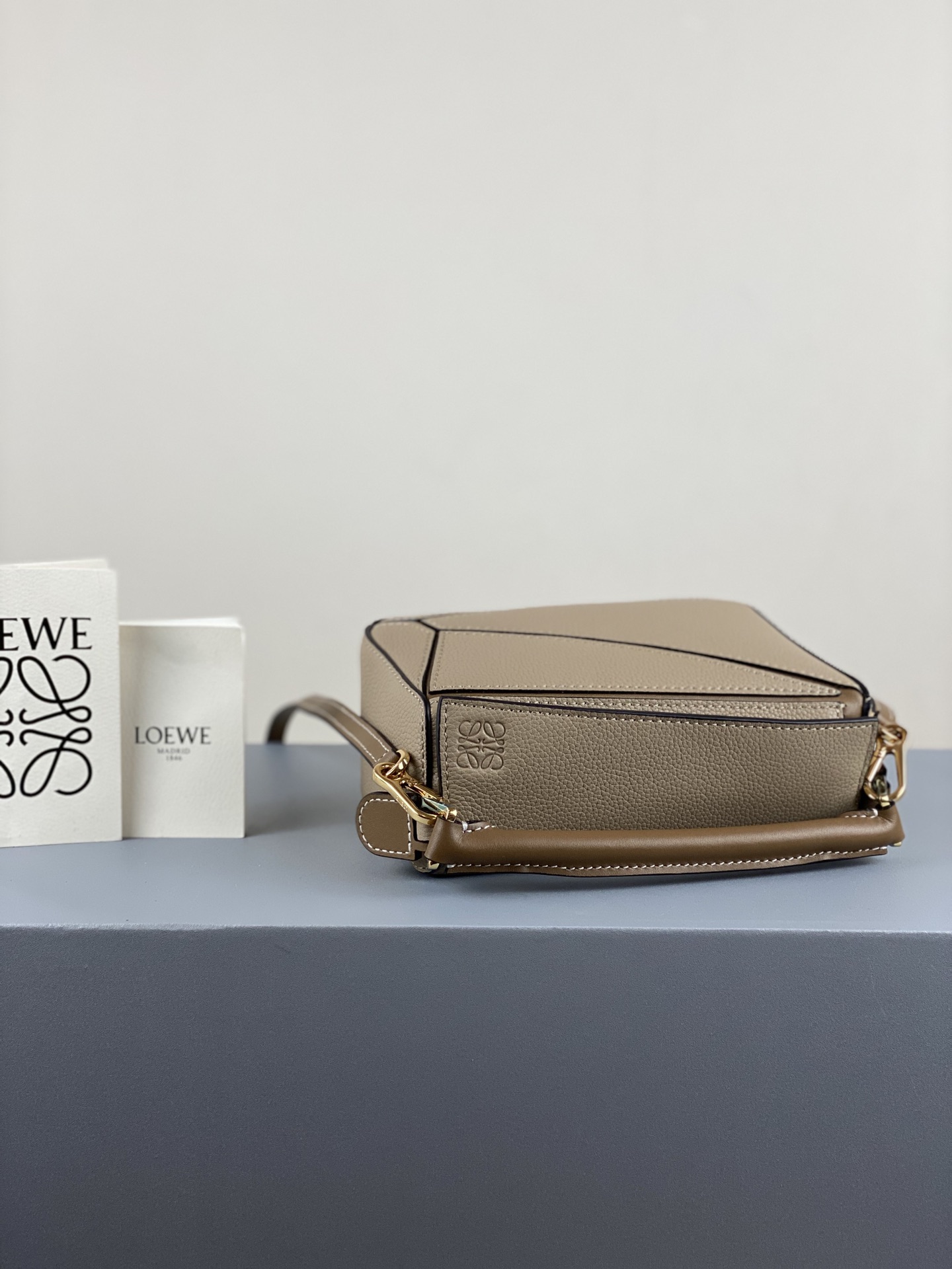 L0ew* mini puzzle bag in soft grained calfskin sand a510u95x27 18 x 12.5 x 8 cm