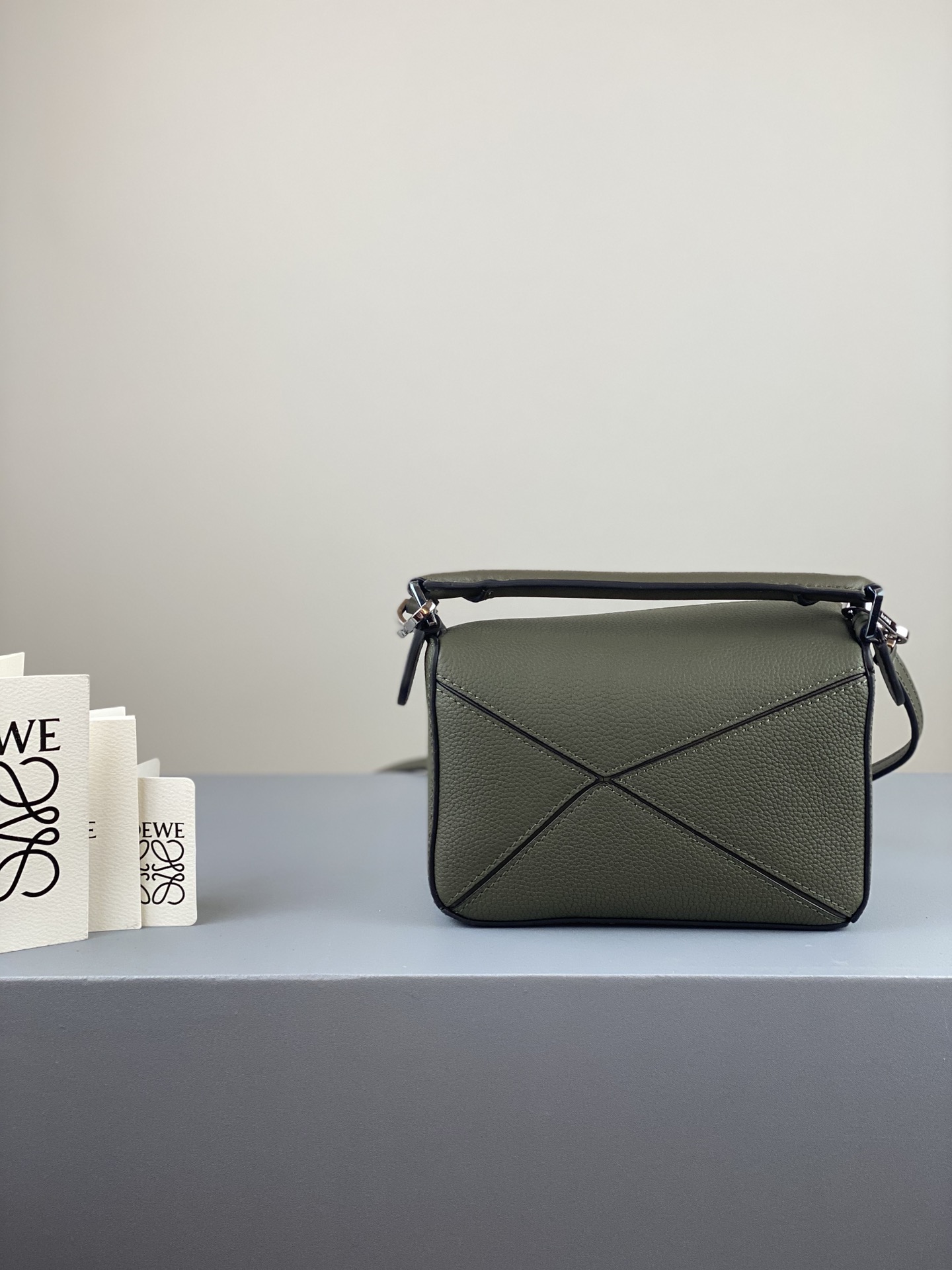 L0ew* mini puzzle bag in classic calfskin khaki green 322.30.u95 18 x 12.5 x 8 cm
