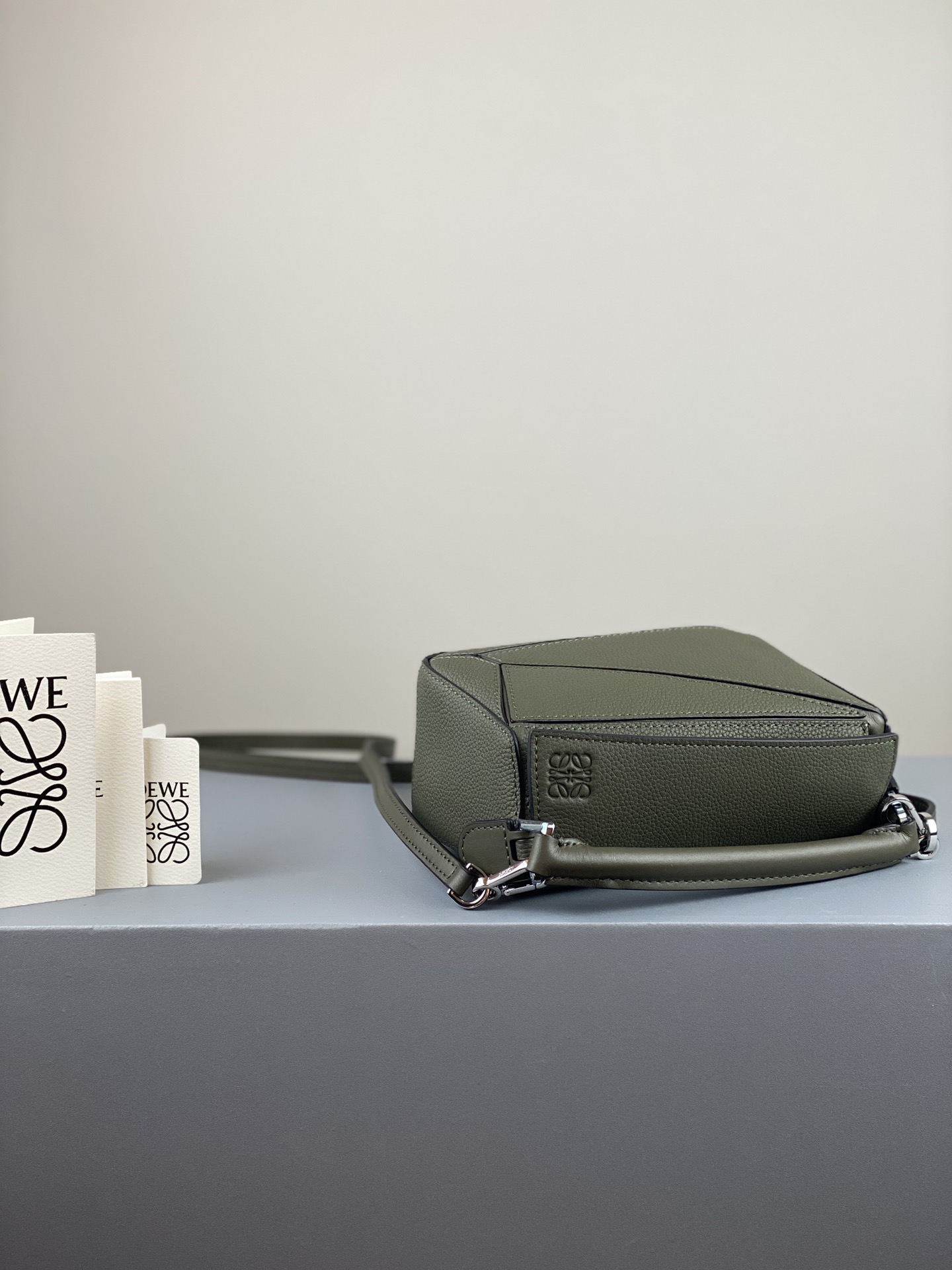 L0ew* mini puzzle bag in classic calfskin khaki green 322.30.u95 18 x 12.5 x 8 cm