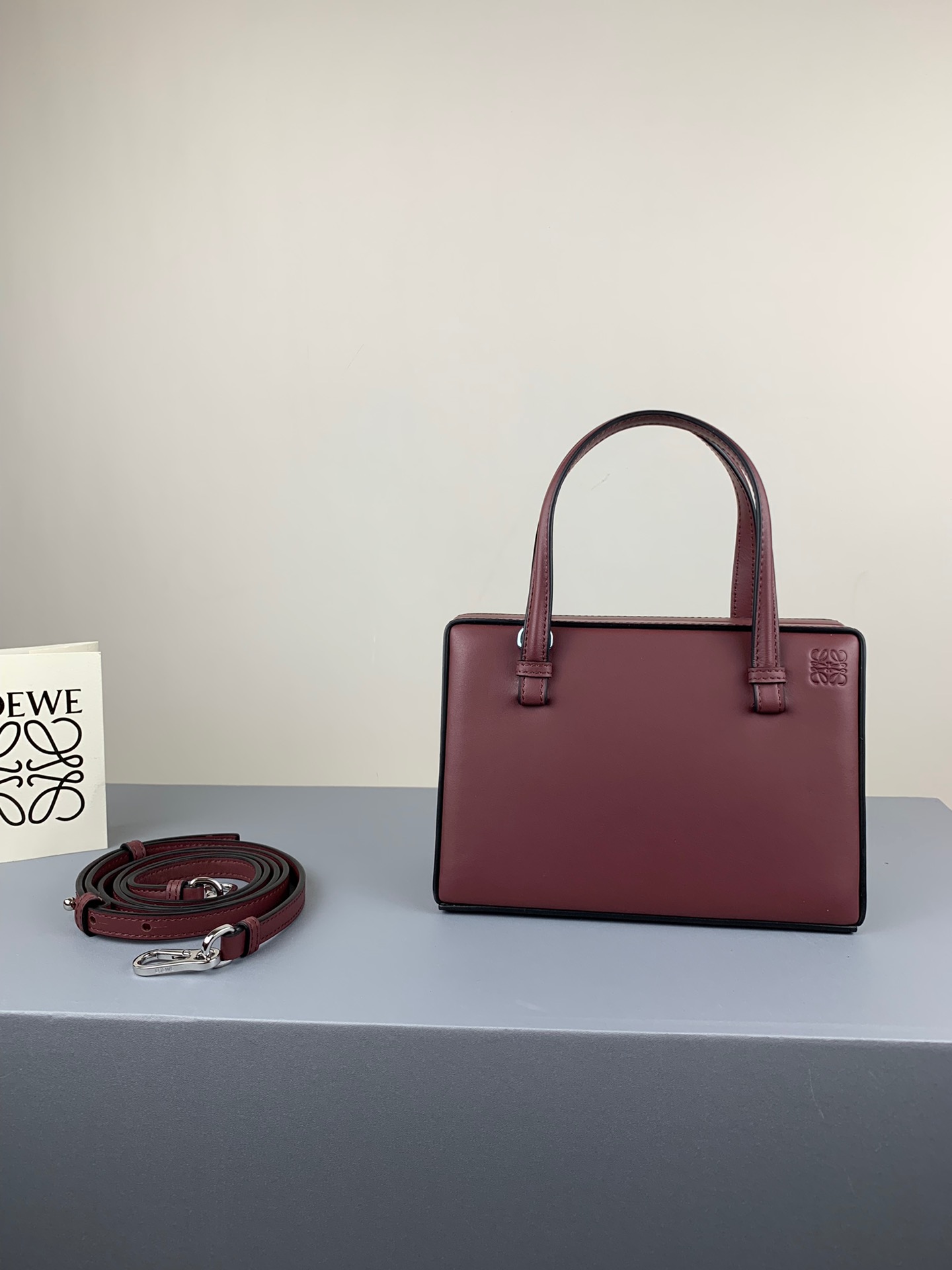 L0ew* postal small bag burgundy 309.56.w85 17 x 13.5 x 8.5 cm