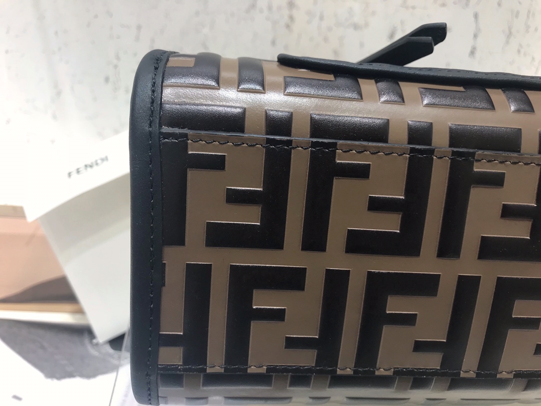 F**di runaway shopper multicolour leather shopper 8bh353a652f0h3c 28.5 x 12 x 18 cm