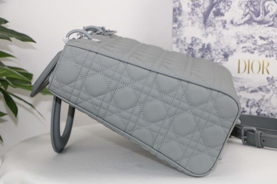 D10r large lady D10r bag gray ultramatte cannage calfskin m0566iloi_m41g 32 x 25 x 11 cm
