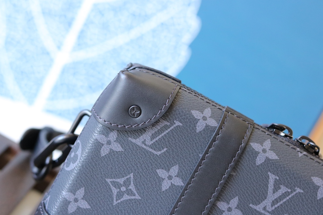 l0vis Vvtt0n soft trunk wallet monogram eclipse canvas m69838 22.5 × 14 × 5 cm