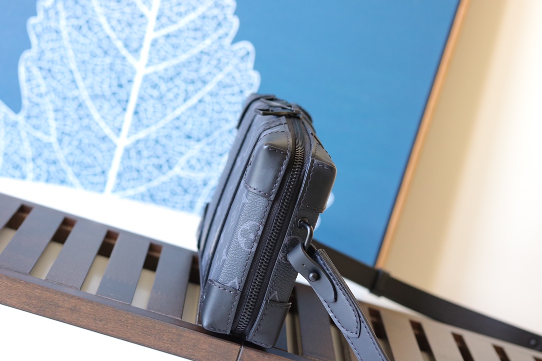 l0vis Vvtt0n soft trunk wallet monogram eclipse canvas m69838 22.5 × 14 × 5 cm