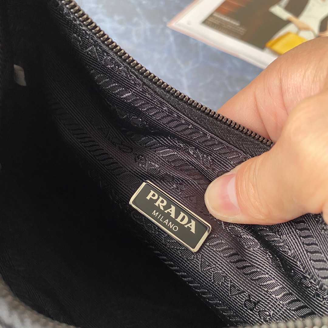 Pra*a re-nylon re-edition 2000 mini-bag black 1ne515 23cm