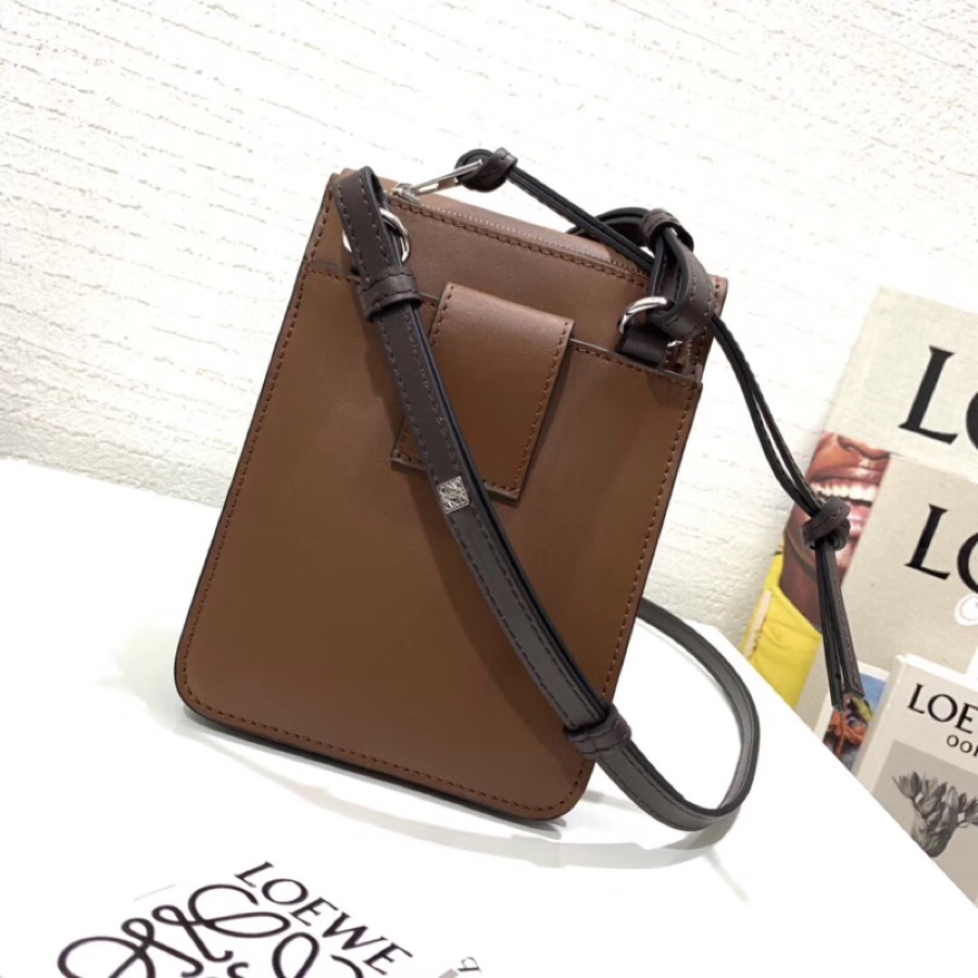 L0ew* flat gusset crossbody bag in smooth calfskin cognac 335.54.z33 13 x 3 x 18 cm
