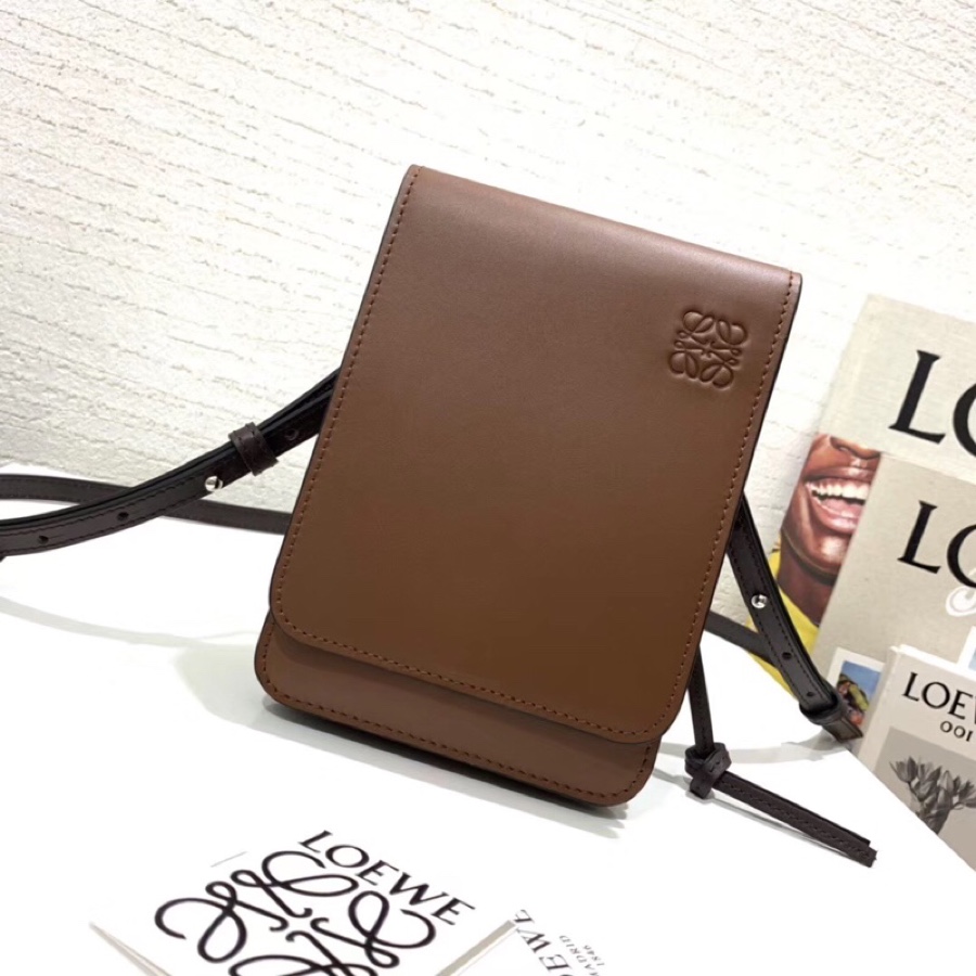 L0ew* flat gusset crossbody bag in smooth calfskin cognac 335.54.z33 13 x 3 x 18 cm