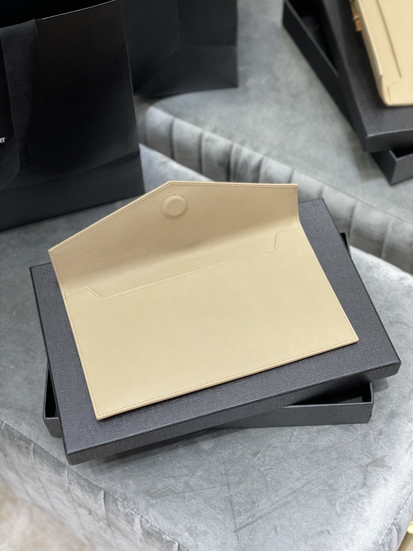 Y51 uptown pouch in grain de poudre embossed leather dark beige 5657391 27 × 16 × 2 cm