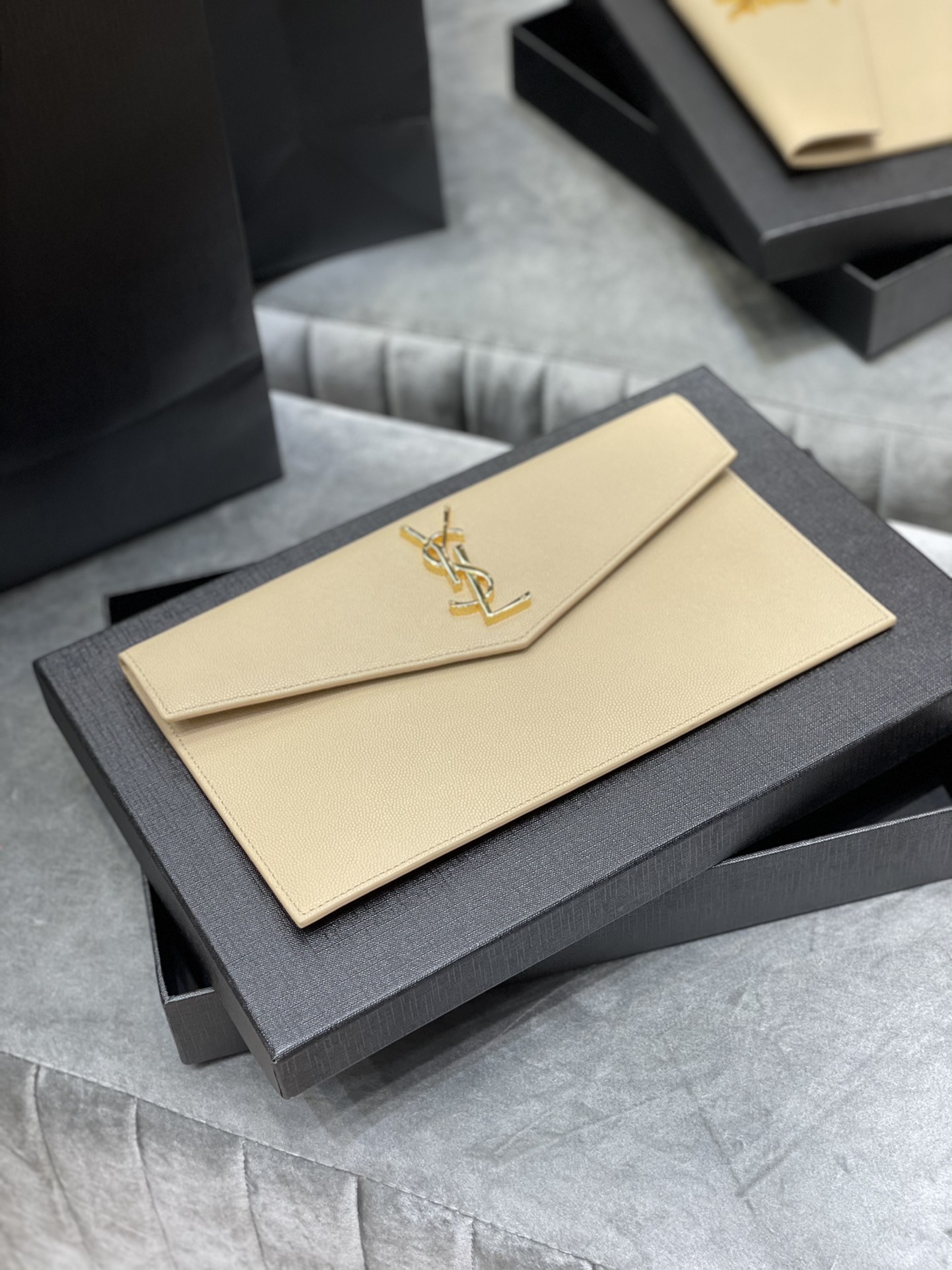 Y51 uptown pouch in grain de poudre embossed leather dark beige 5657391 27 × 16 × 2 cm