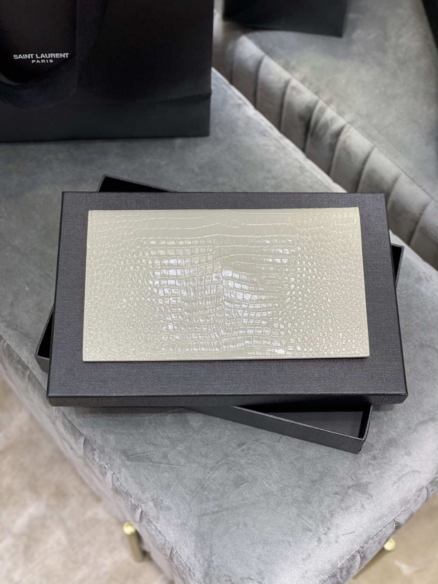 Y51 uptown pouch in crocodile embossed shiny leather blanc vintage 565739 27 × 16 × 2 cm