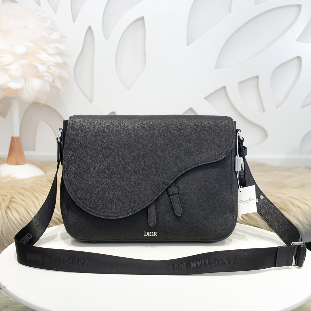 D10r saddle messenger bag black grained calfskin 1adme133ymj 35 x 24 x 6 cm