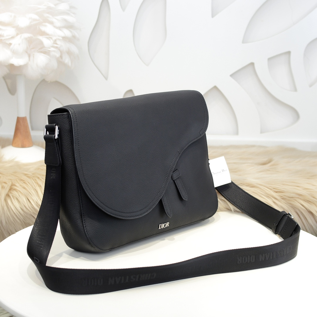 D10r saddle messenger bag black grained calfskin 1adme133ymj 35 x 24 x 6 cm