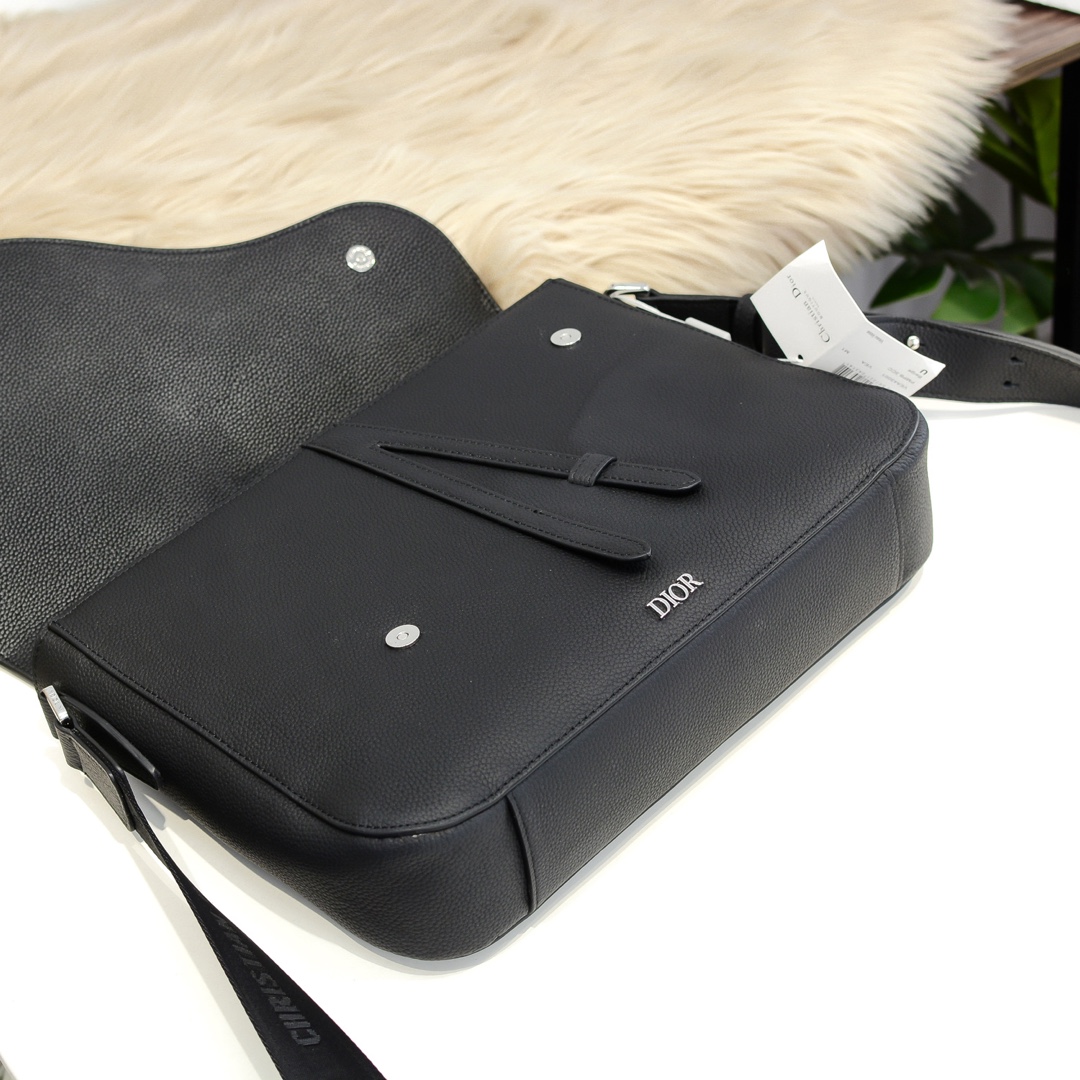 D10r saddle messenger bag black grained calfskin 1adme133ymj 35 x 24 x 6 cm