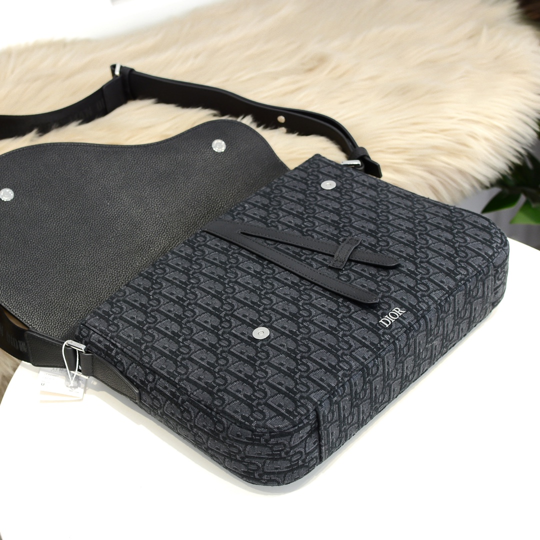 D10r saddle messenger bag black oblique leather 1adme133ymj 35 x 24 x 6 cm