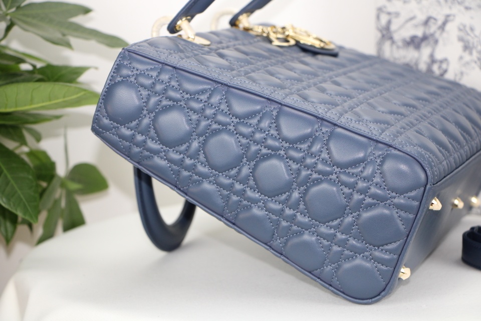 D10r large lady D10r bag cloud blue cannage lambskin m0566 32 x 25 x 11 cm