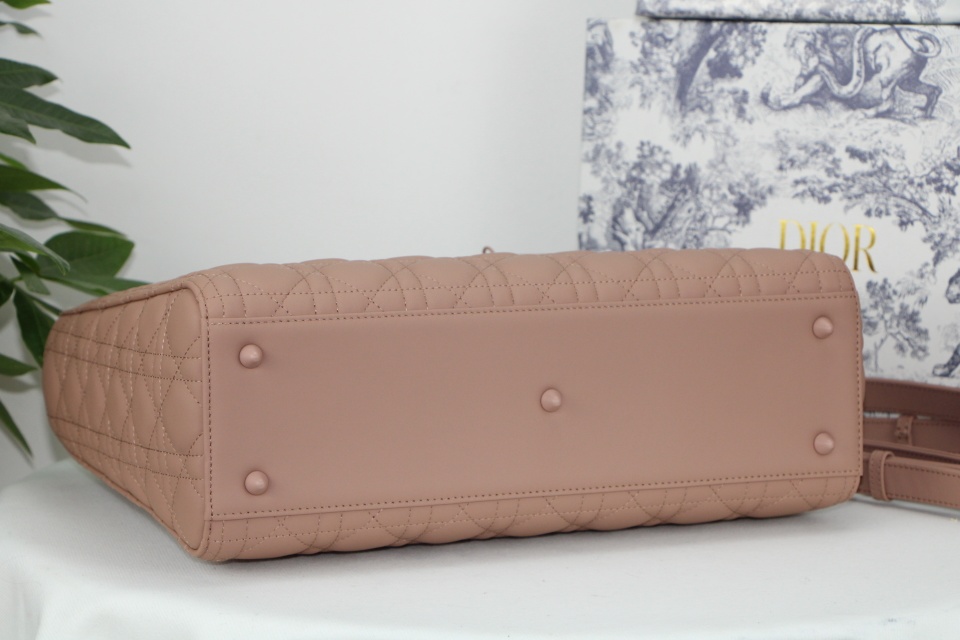 D10r large lady D10r bag blush ultramatte cannage calfskin m0566 32 x 25 x 11 cm