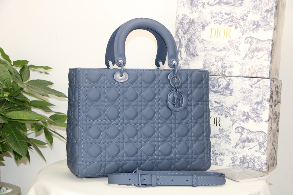 D10r large lady D10r bag cloud blue ultramatte cannage calfskin m0566 32 x 25 x 11 cm