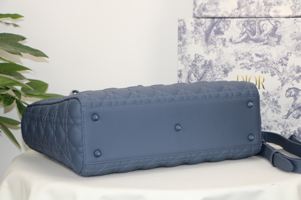 D10r large lady D10r bag cloud blue ultramatte cannage calfskin m0566 32 x 25 x 11 cm