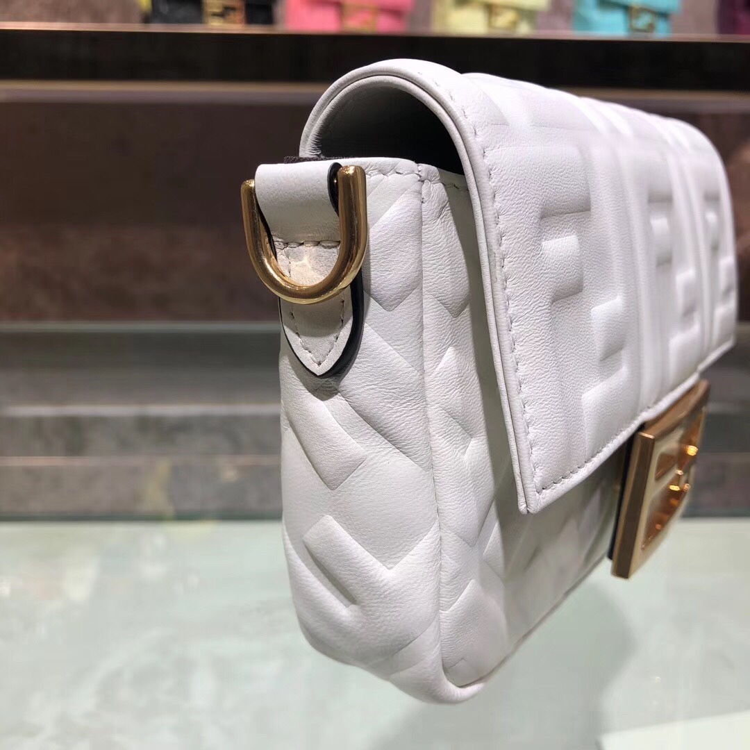 F**di baguette white leather bag 8bs017 4 x 18 x 11 cm