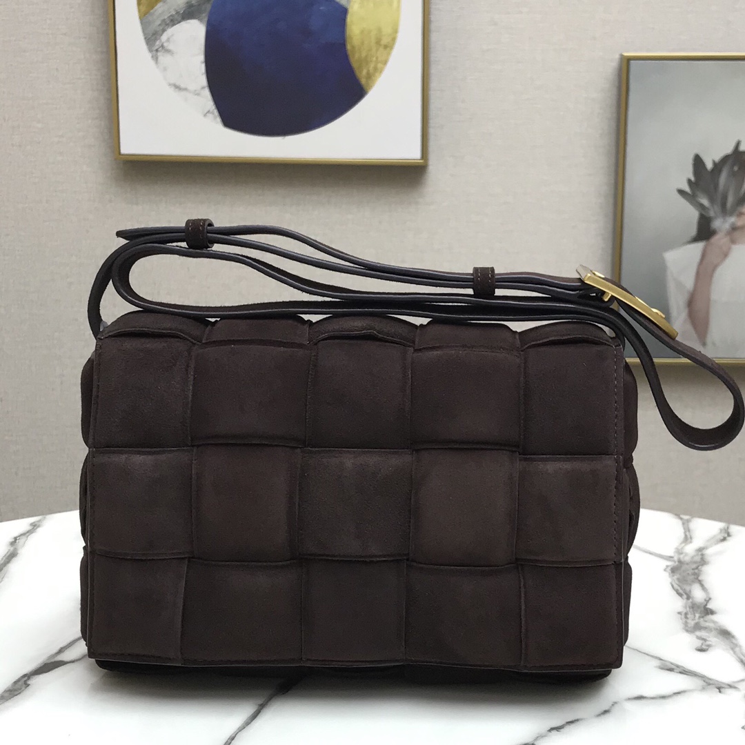 b0tt*ga Ven*ta padded cassette in suede fondant 44046 26 x 18 x 8 cm