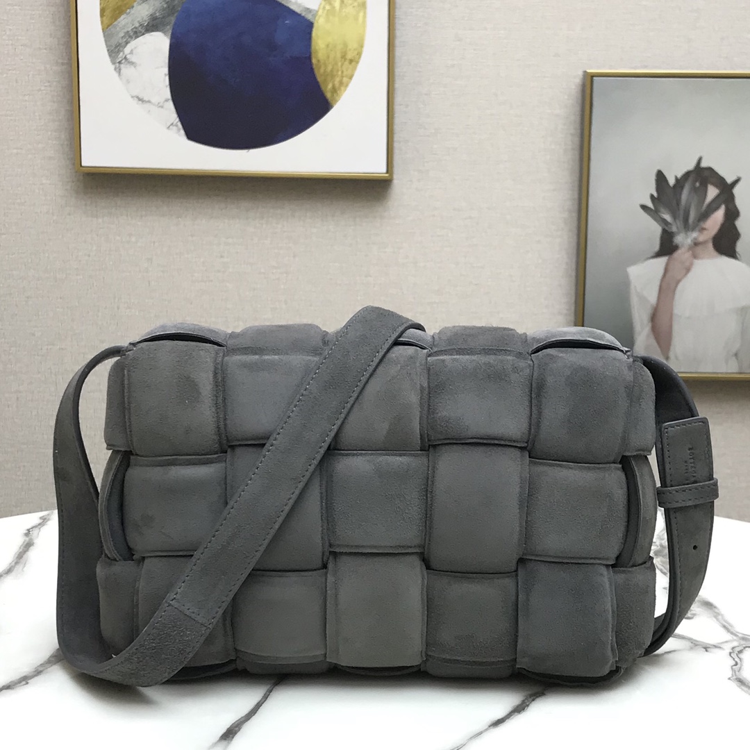 b0tt*ga Ven*ta padded cassette in suede thunder 44046 26 x 18 x 8 cm