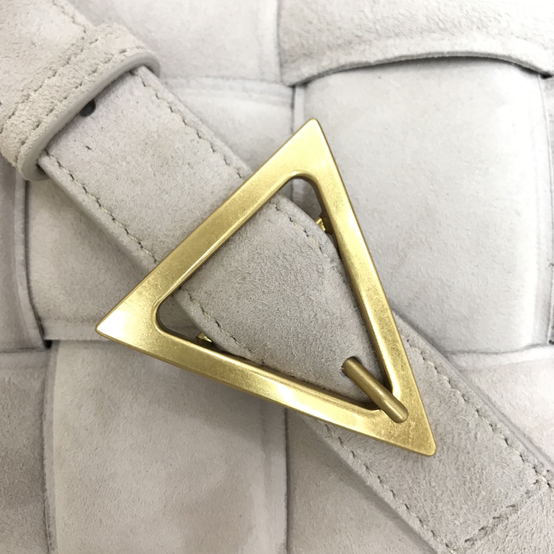 b0tt*ga Ven*ta padded cassette in suede white 44046 26 x 18 x 8 cm