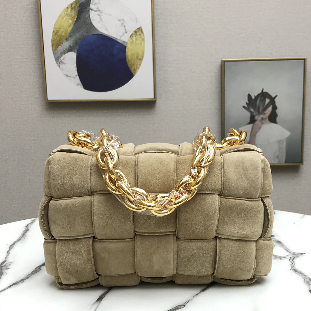 b0tt*ga Ven*ta chain cassette in suede porridge 44046 26 x 18 x 8 cm