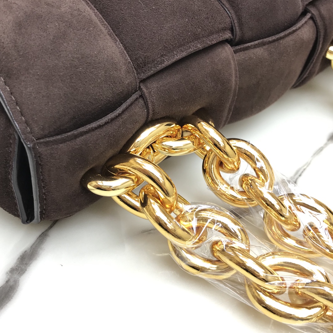 b0tt*ga Ven*ta chain cassette in suede fondant 44046 26 x 18 x 8 cm