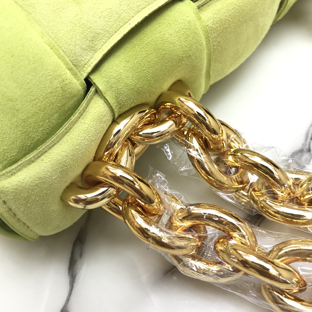 b0tt*ga Ven*ta chain cassette in suede kiwi 44046 26 x 18 x 8 cm