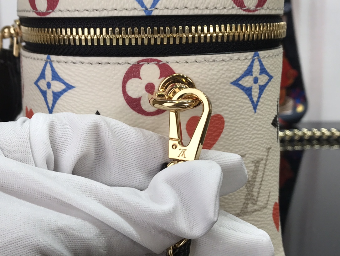 l0vis Vvtt0n game on vanity pm monogram canvas white m57458 19 x 13 x 11 cm