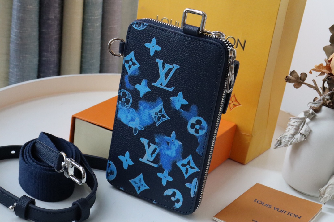 l0vis Vvtt0n phone pouch other leathers navy m80466 11 x 18 x 2.5 cm