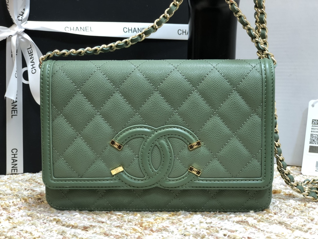 Ch**el cc filigree woc grain leather seafoam a84451 19.5 × 3.5 × 12 cm
