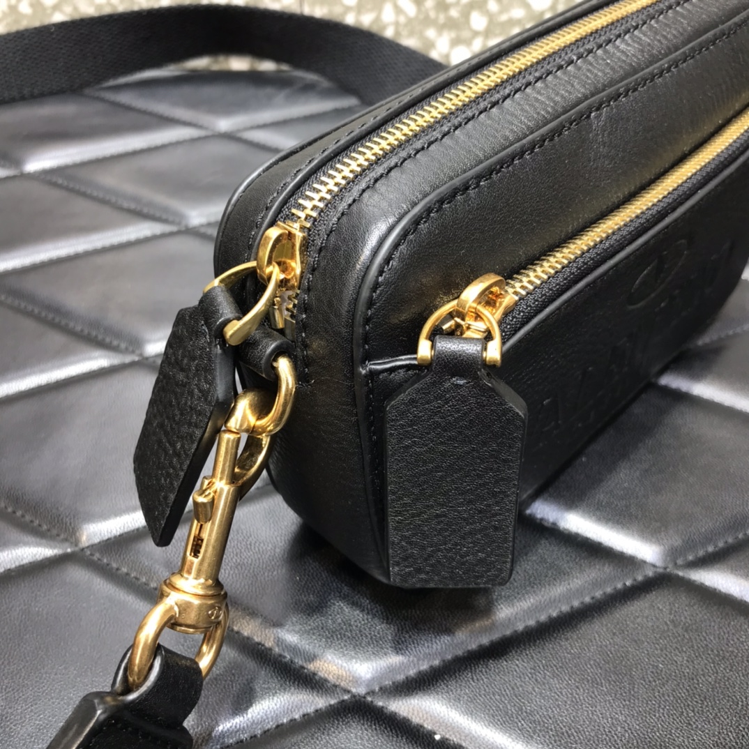 Va1e*ntin0 small garavani identity belt bag in leather black vy0b0954qpt 19 x 4 x 10 cm