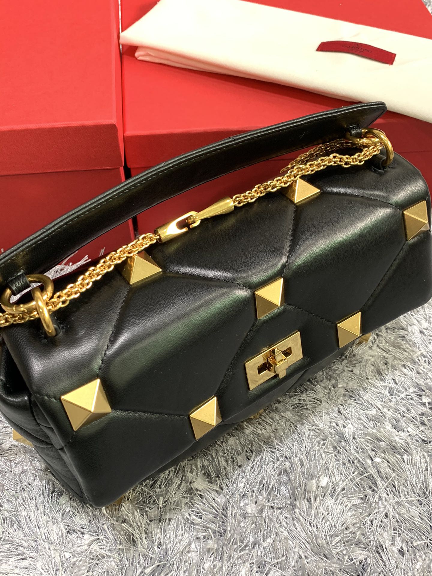 Va1e*ntin0 large roman stud the shoulder bag in nappa with chain black ww2b0i60bsf 30 x 20 x 12 cm