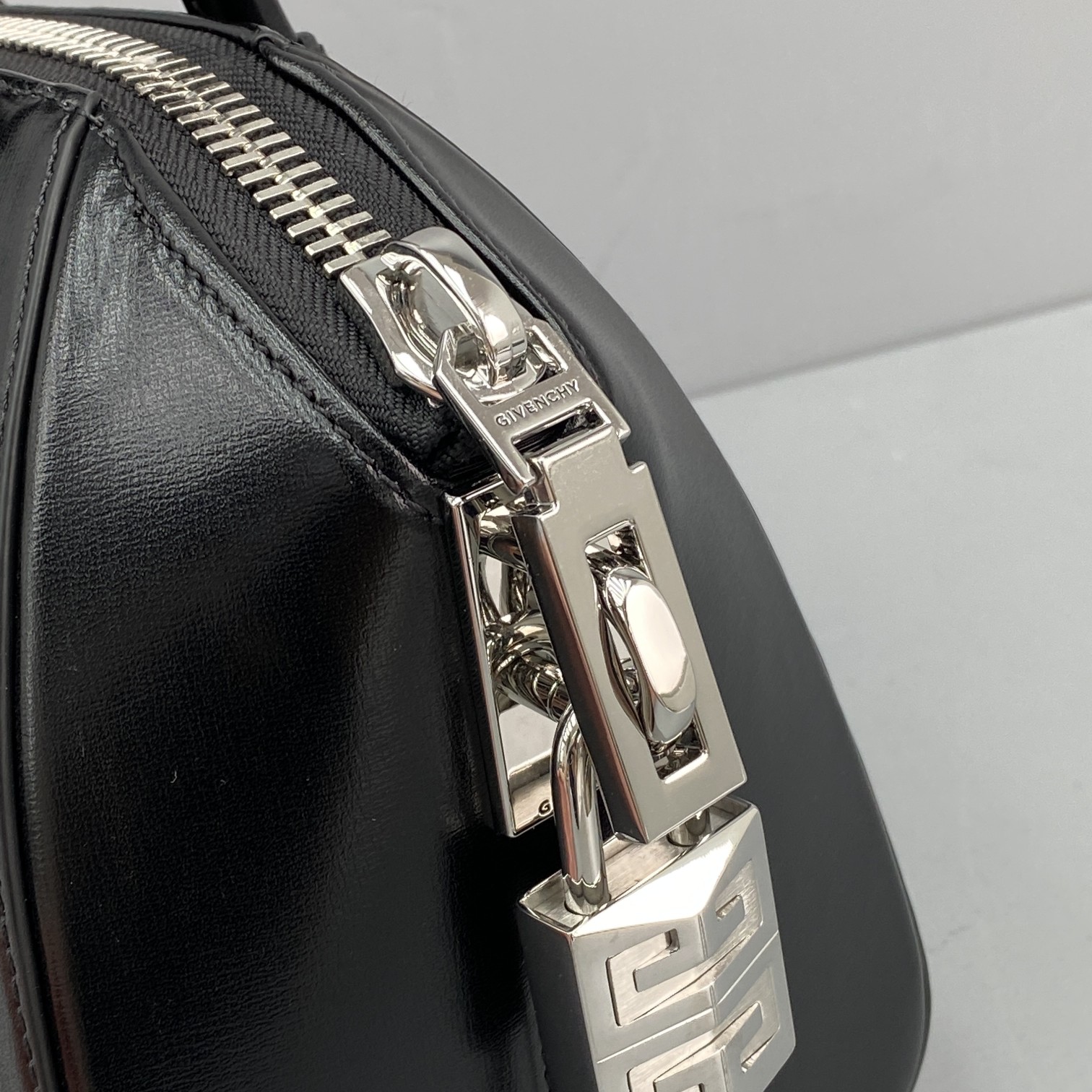 GIVENCHY MINI ANTIGONA Bag Black BB05114014 18 x 19 x 13 cm