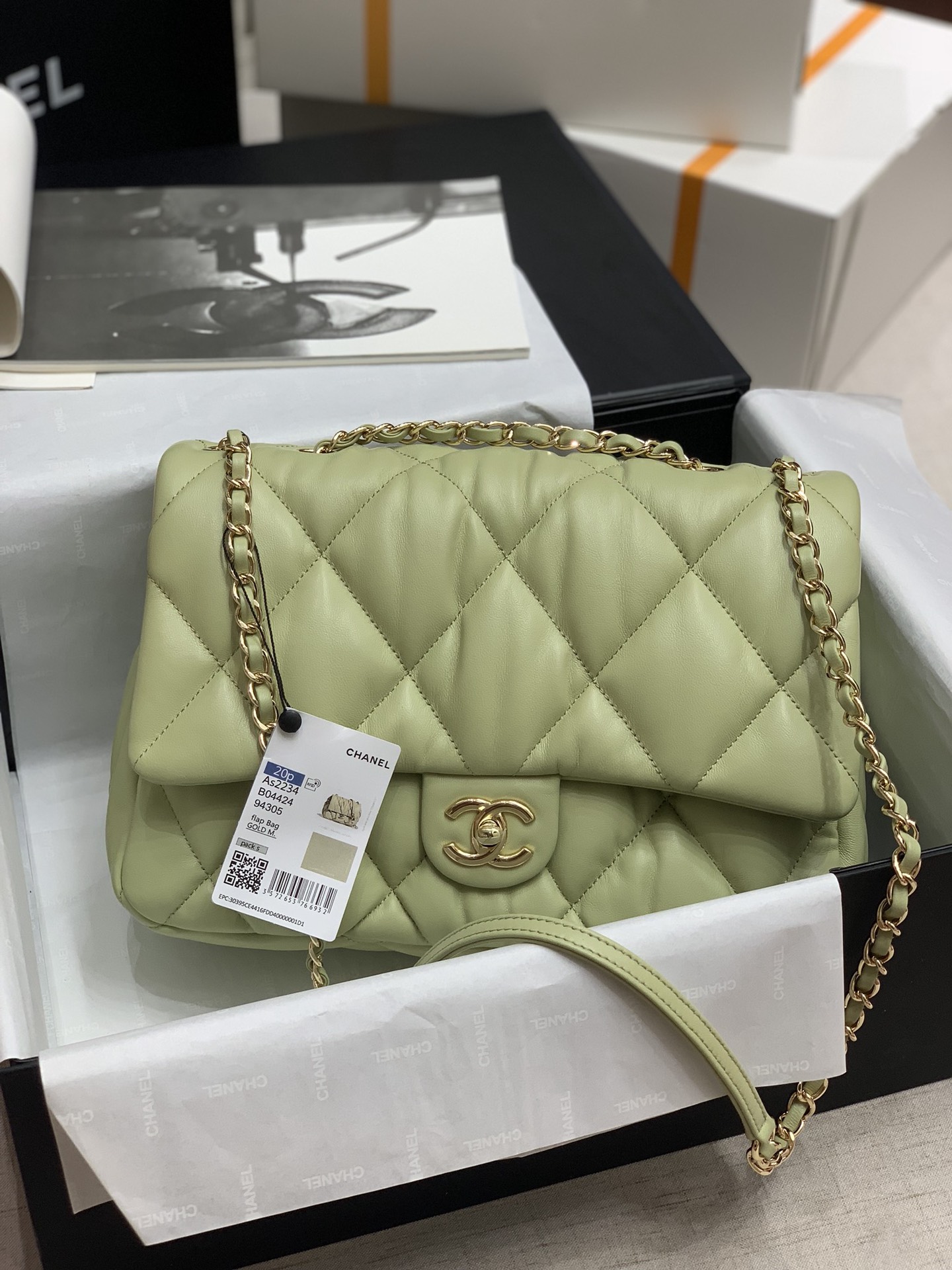 Ch**el large calfskin bubbly flap bag green as2234 29.5 x 20 x 12.5 cm