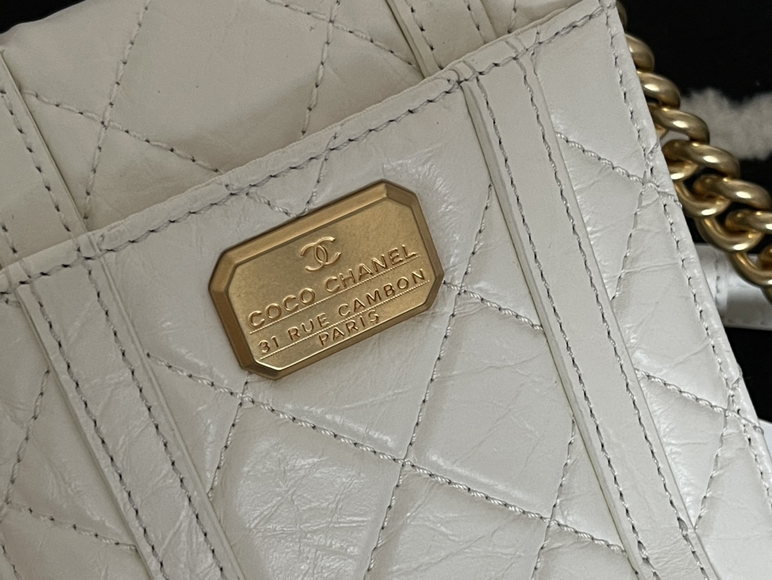 Ch**el mini aged calfskin and gold-tone metal messenger flap bag white as2695 17 x 14 x 7 cm