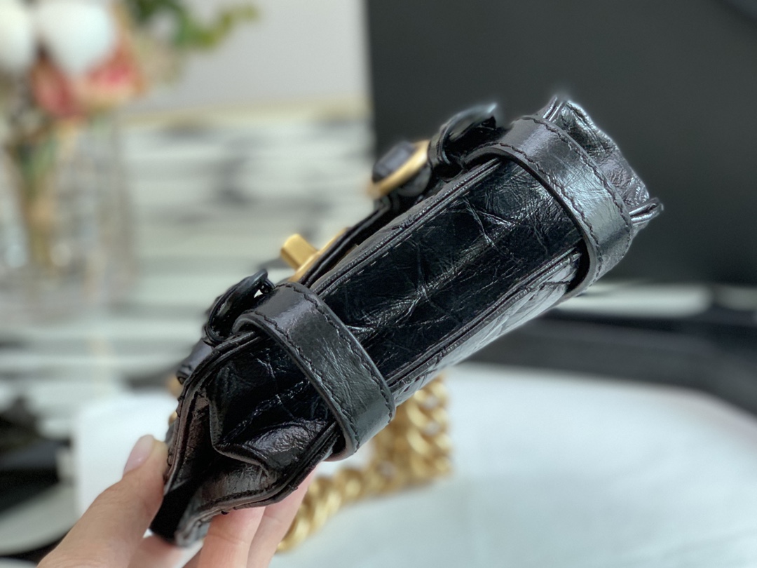 Ch**el mini aged calfskin and gold-tone metal messenger flap bag black as2695 17 x 14 x 7 cm