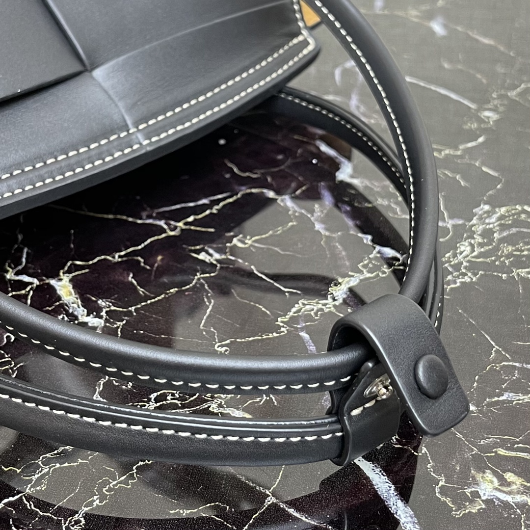 b0tt*ga Ven*ta small arco black 600606 29 x 8 x 17 cm