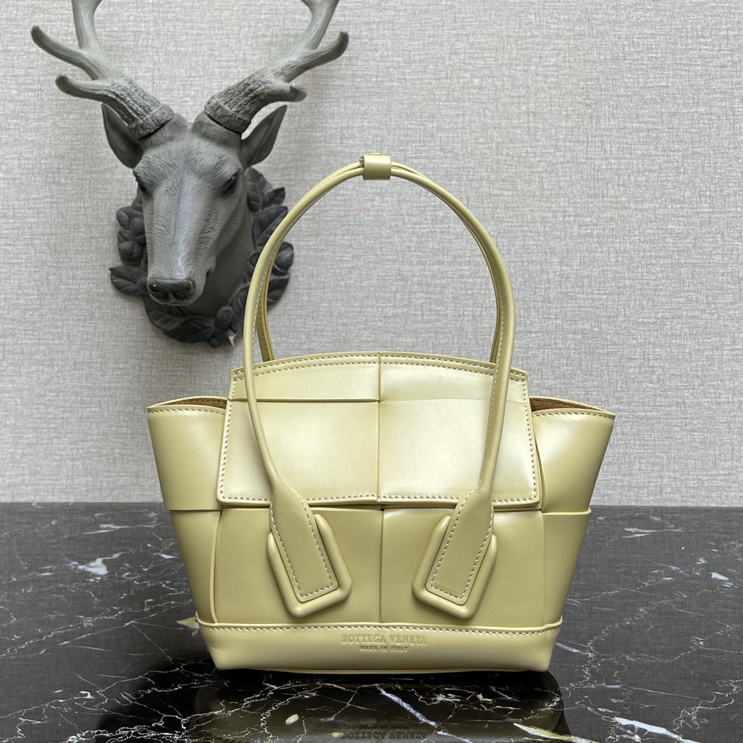 b0tt*ga Ven*ta small arco sunshine yellow 600606 29 x 8 x 17 cm