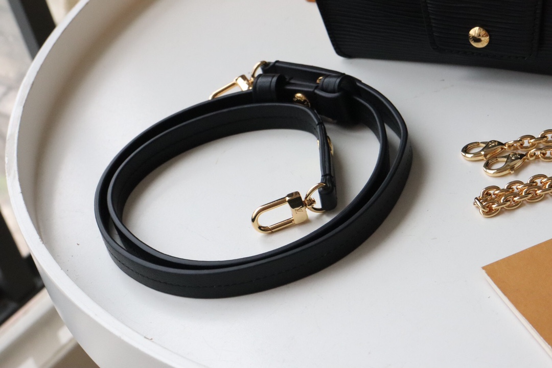 l0vis Vvtt0n padlock on strap epi leather black m80682 19 x 11 x 3 cm