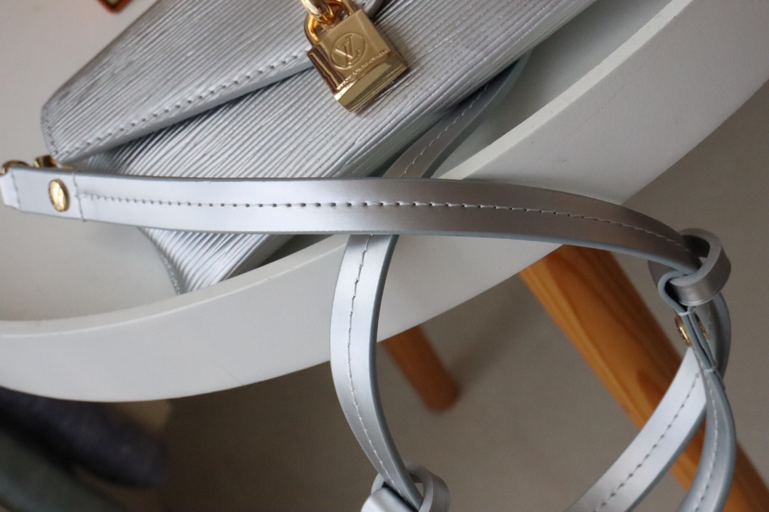 l0vis Vvtt0n padlock on strap epi leather silver m80819 19 x 11 x 3 cm