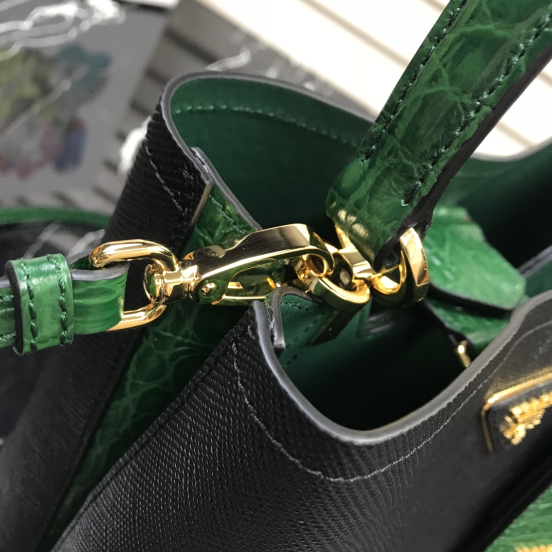 Pra*a medium panier saffiano leather bag black and green 1ba212 22 × 23 × 13 cm