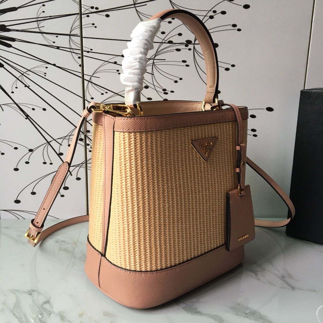 Pra*a medium straw panier bag powder pink 1ba212 13 x 22 x 23 cm